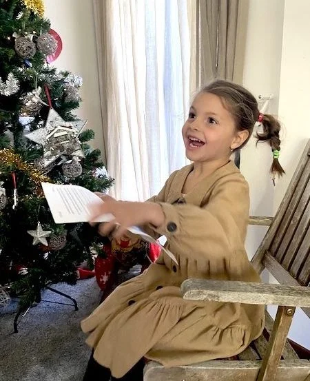Niña contenta con su mensaje mágico