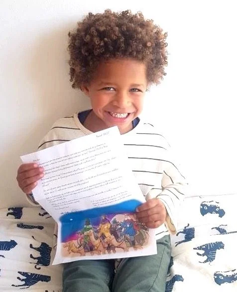 cartas-personalizadas-reyes-deOriente.JPG Niño feliz con la carta que le han mandado los Reyes Magos